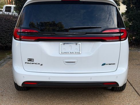 Used 2025 Chrysler Pacifica Premium image 8