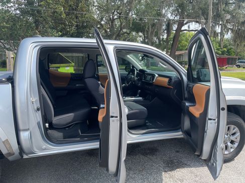 Used 2018 Toyota Tacoma SR5 RWD image 16