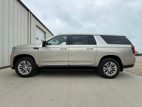 Used 2021 GMC Yukon XL SLT w/ SLT Luxury Package AWD/4WD image 5