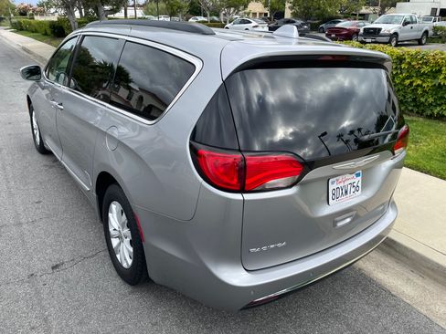 Used 2017 Chrysler Pacifica Touring-L FWD image 4