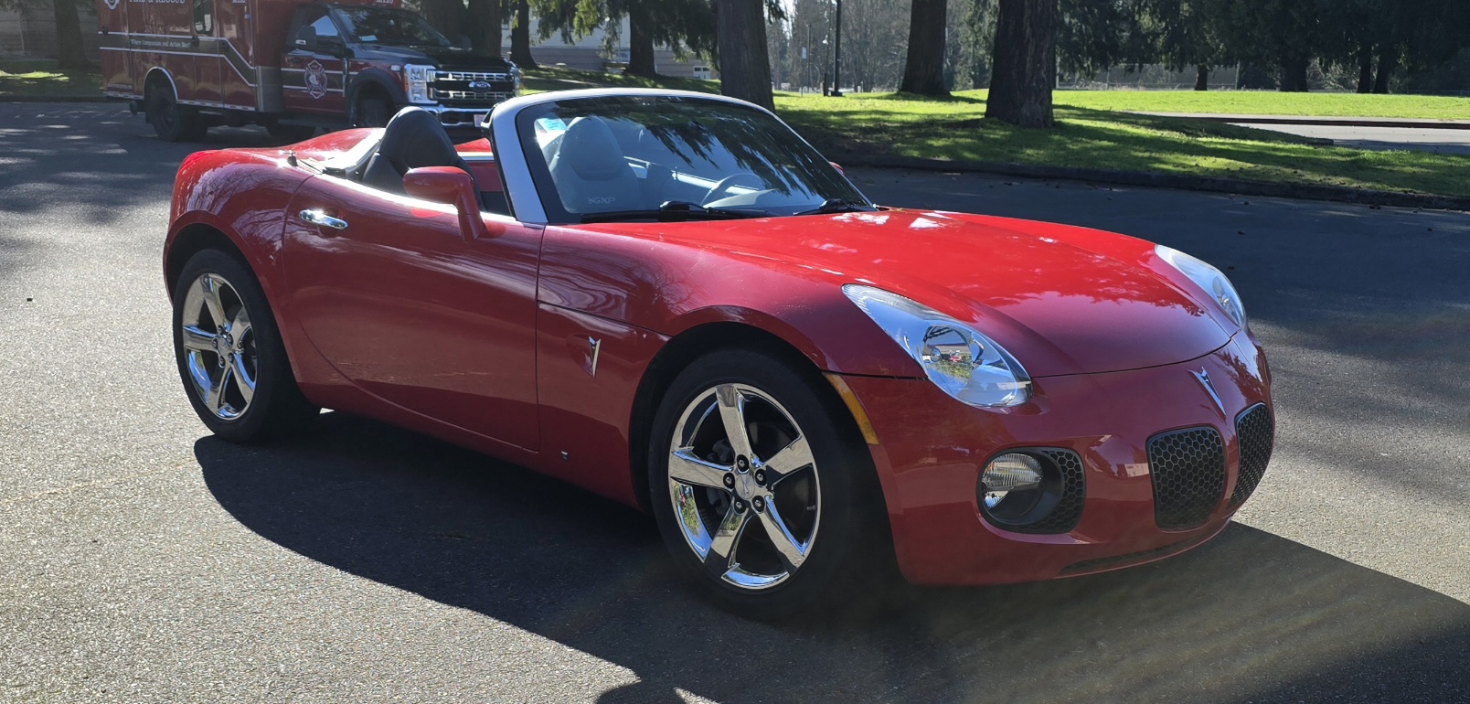 Used 2008 Pontiac Solstice GXP w/ Premium Package RWD image 2