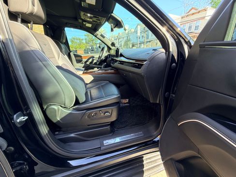 Used 2021 Cadillac Escalade ESV Premium Luxury AWD/4WD image 15