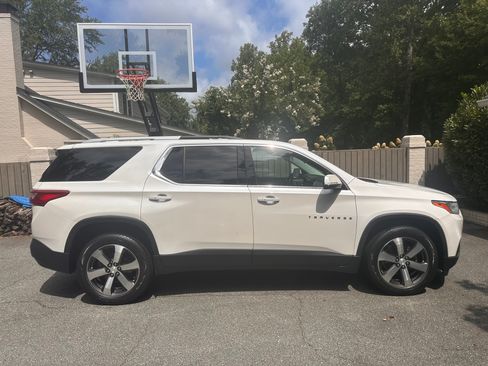 Used 2018 Chevrolet Traverse LT FWD image 1
