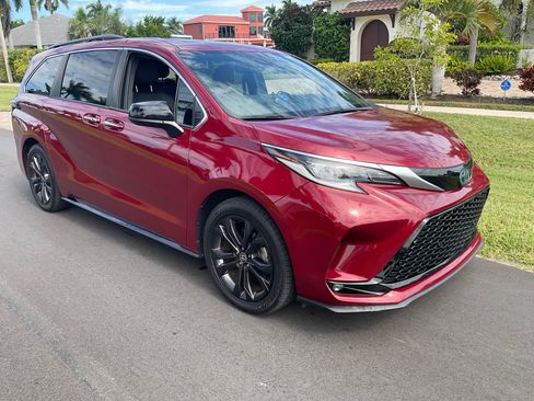 Used 2022 Toyota Sienna XSE w/ XSE Plus Package FWD image 9