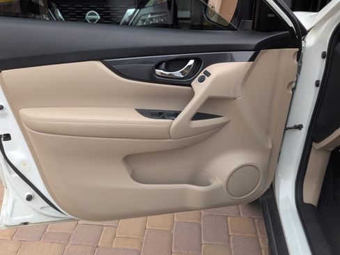 Used 2017 Nissan Rogue SV w/ SV Premium Package image 13