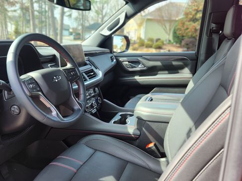 Used 2024 Chevrolet Suburban RST w/ Luxury Package image 5