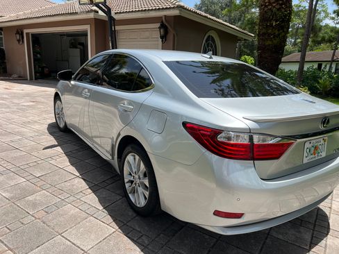 Used 2013 Lexus ES 300h w/ Premium Pkg FWD image 2