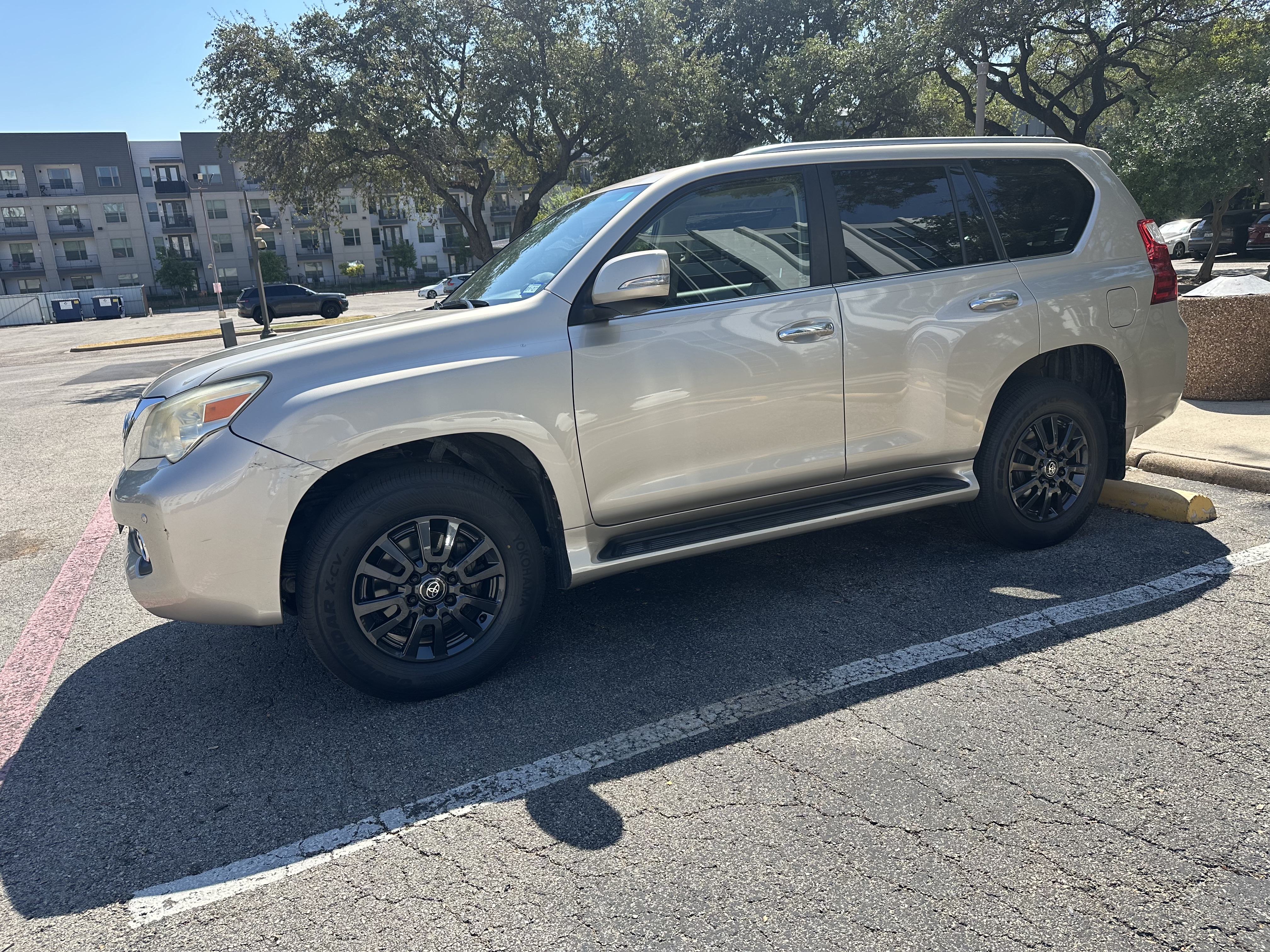 Used 2011 Lexus GX 460 w/ Comfort Plus Pkg AWD/4WD image 2