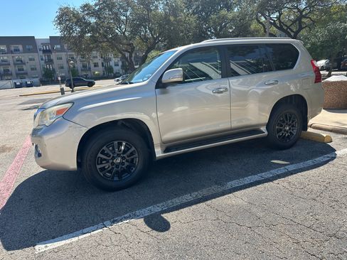 Used 2011 Lexus GX 460 w/ Comfort Plus Pkg AWD/4WD image 2