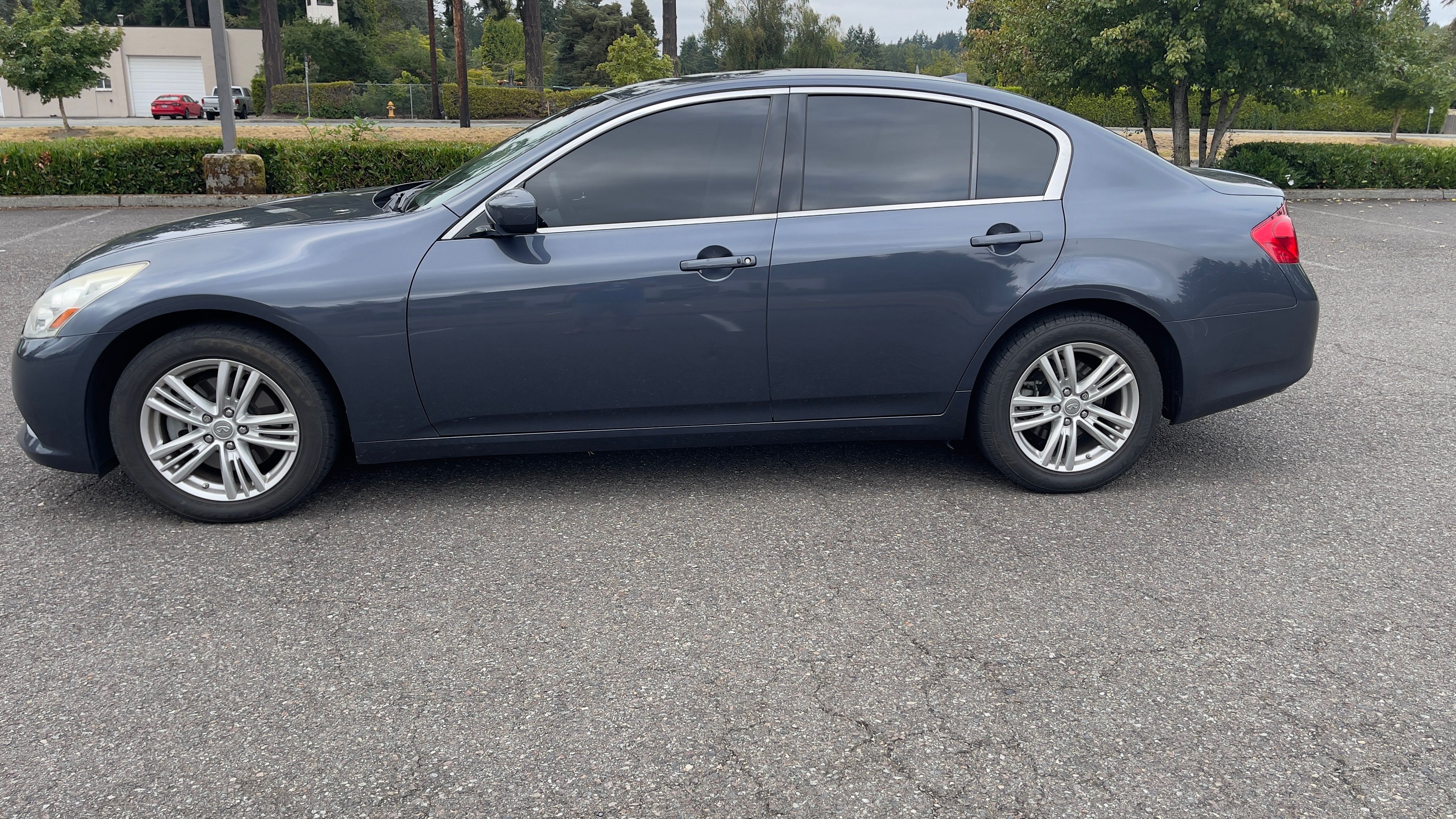 Used 2012 INFINITI G37 x Sedan w/ Premium Pkg AWD/4WD image 4