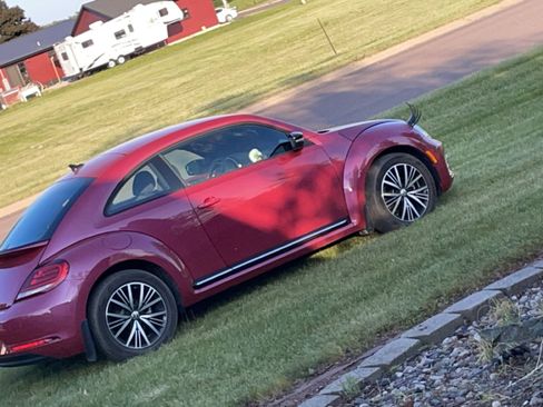 Used 2017 Volkswagen Beetle #PinkBeetle image 9