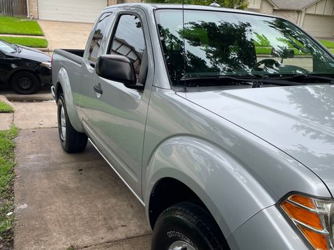 Used 2011 Nissan Frontier SV w/ SV Premium Utility Pkg RWD image 9