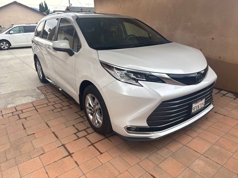 Used 2024 Toyota Sienna Limited image 2