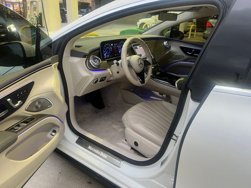 Used 2022 Mercedes-Benz EQS 450+ Sedan image 9