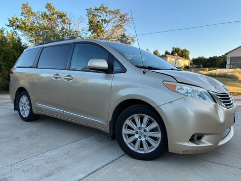 Used 2011 Toyota Sienna LE w/ Towing Pkg AWD/4WD image 2