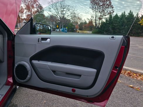 Used 2006 Ford Mustang Premium image 17