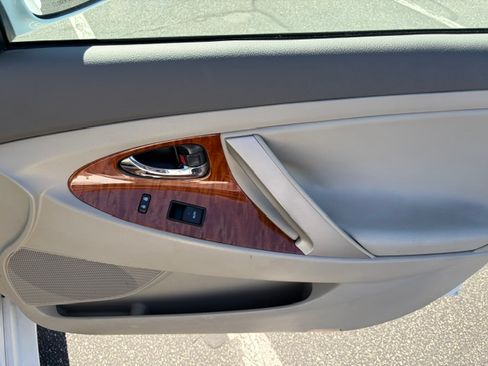 Used 2011 Toyota Camry XLE w/ SE/XLE Extra-Value Pkg FWD image 9