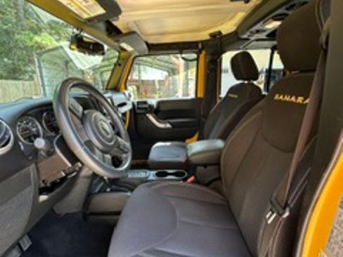 Used 2015 Jeep Wrangler Unlimited Sahara w/ Connectivity Group AWD/4WD image 5