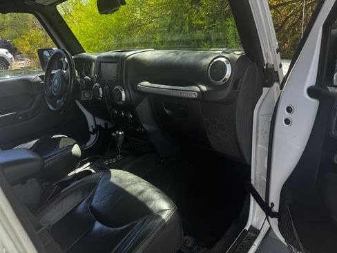 Used 2015 Jeep Wrangler Unlimited Sahara AWD/4WD image 4