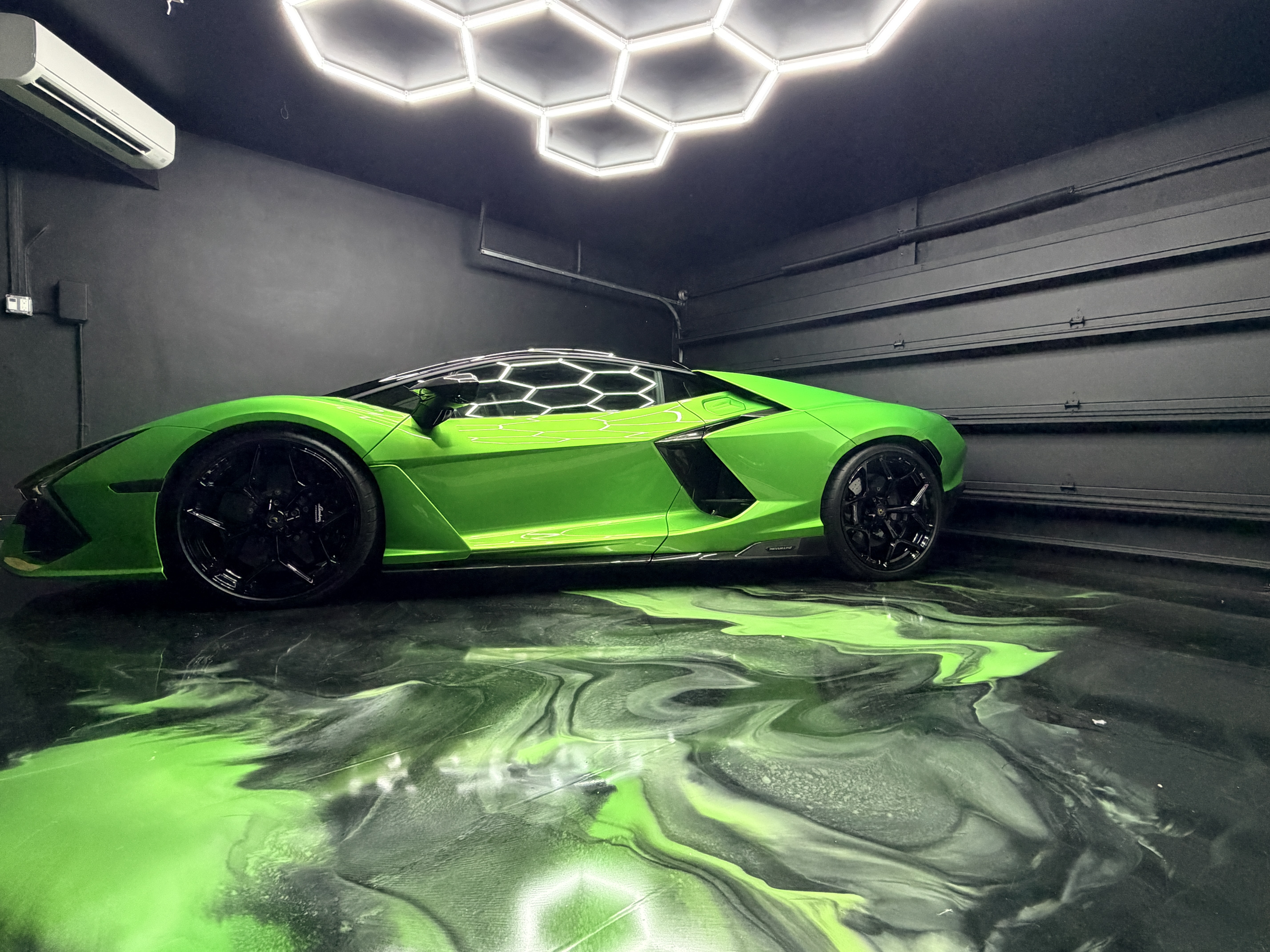 Used 2025 Lamborghini Revuelto AWD/4WD image 6