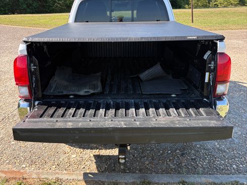 Used 2019 Toyota Tacoma SR5 w/ SR5 Appearance Package (SM) RWD image 9