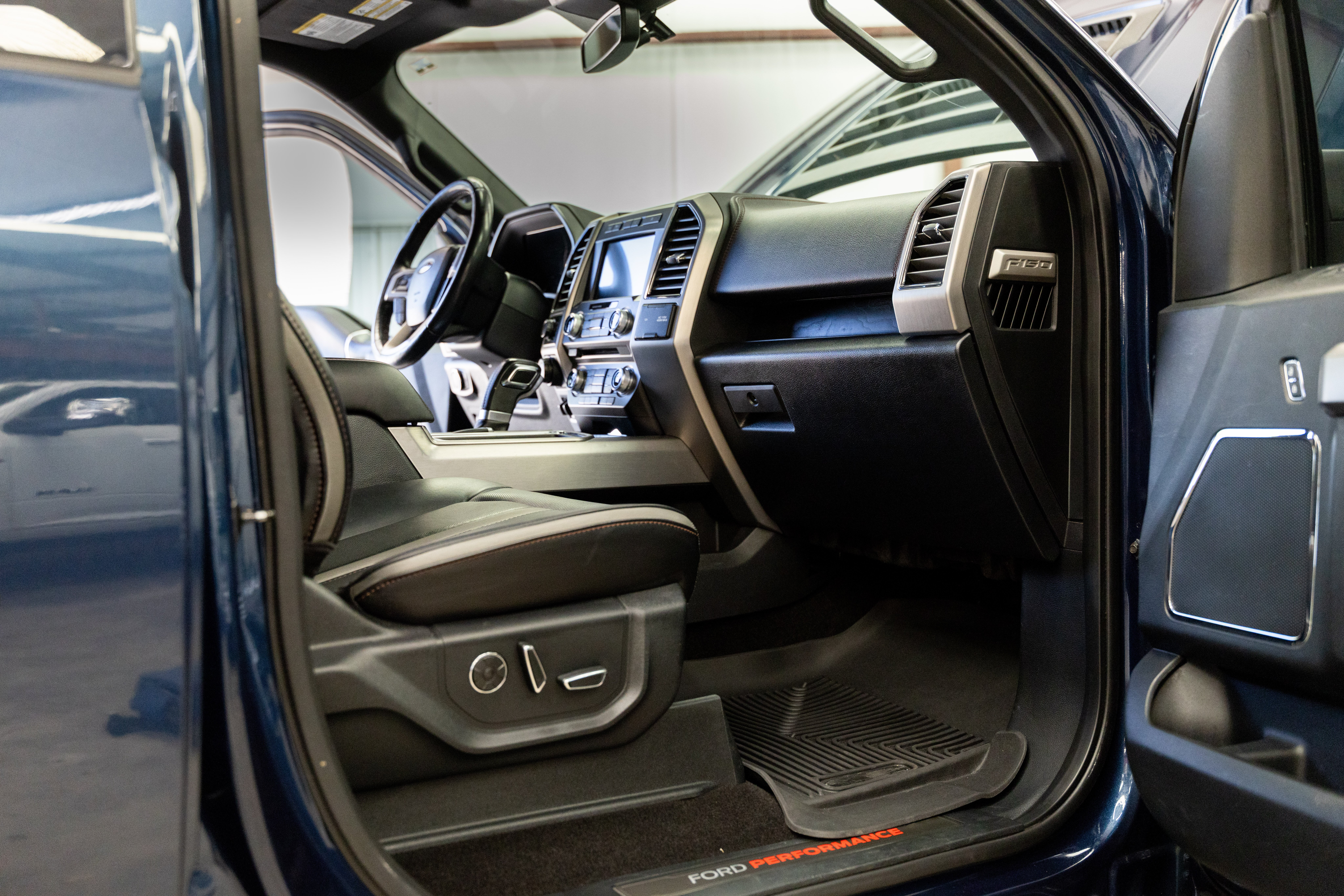 Used 2018 Ford F150 Platinum w/ Equipment Group 701A Luxury AWD/4WD image 30