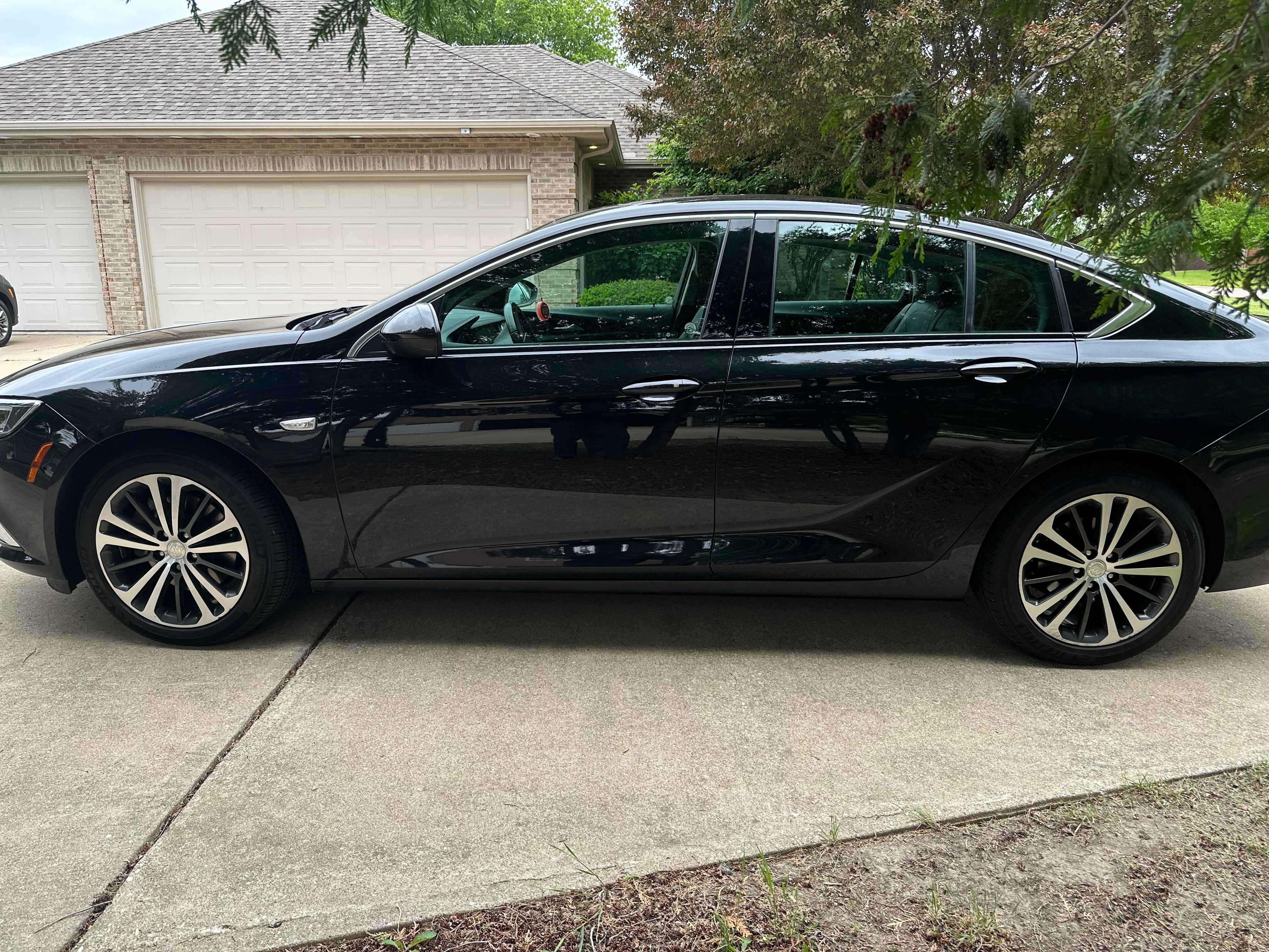 Used 2018 Buick Regal Essence w/ Driver Confidence Package #1 AWD/4WD image 2