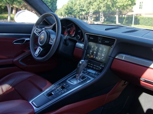 Used 2017 Porsche 911 Carrera 4 image 10