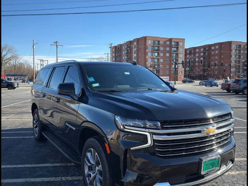 Used 2022 Chevrolet Suburban LT w/ Luxury Package image 4