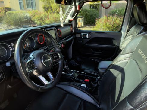 Used 2018 Jeep Wrangler Unlimited Sahara image 9