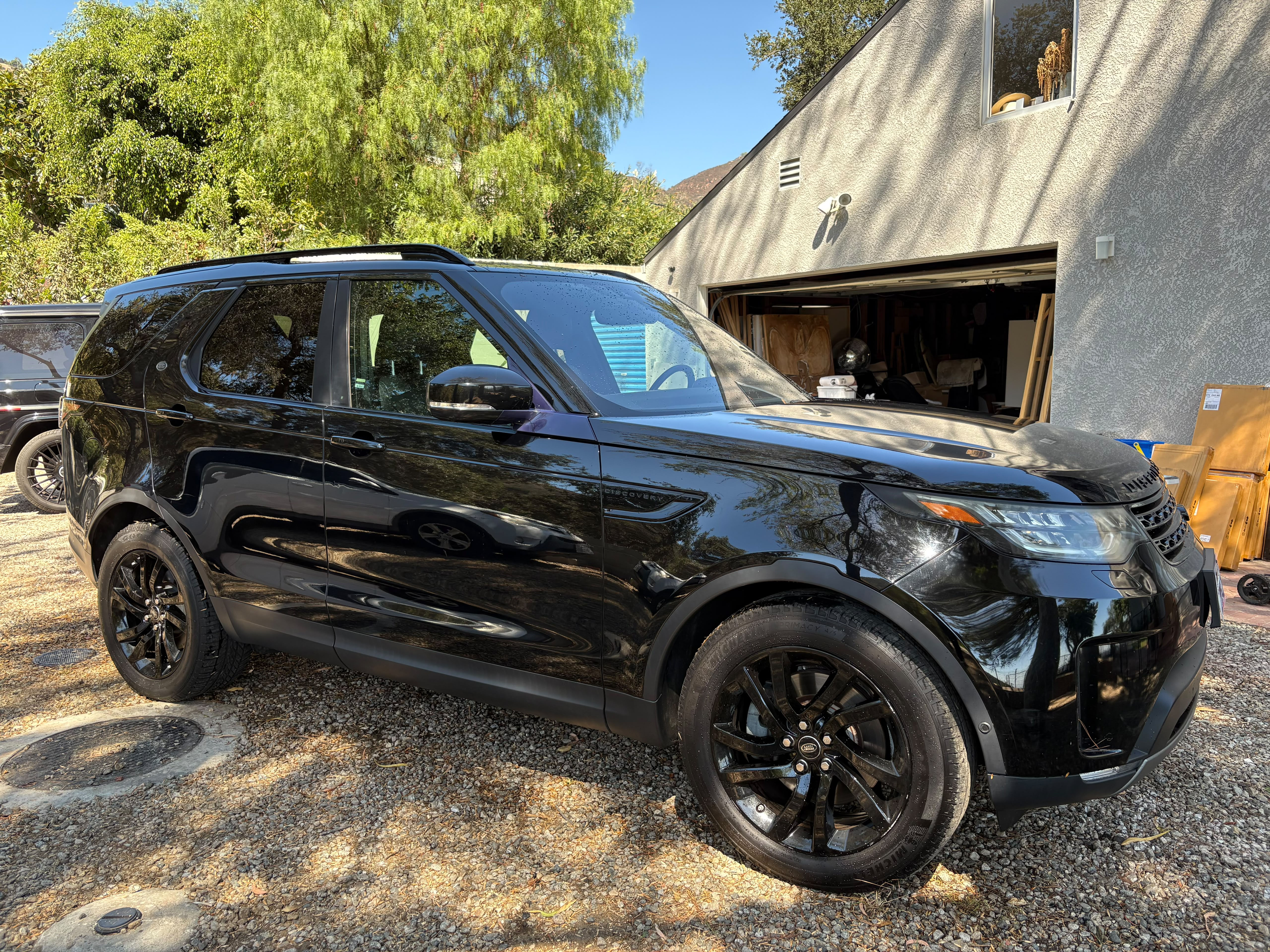 Used 2017 Land Rover Discovery HSE AWD/4WD image 1