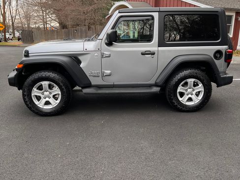 Used 2018 Jeep Wrangler Sport image 2