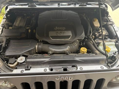 Used 2016 Jeep Wrangler Unlimited Rubicon w/ Connectivity Group AWD/4WD image 21