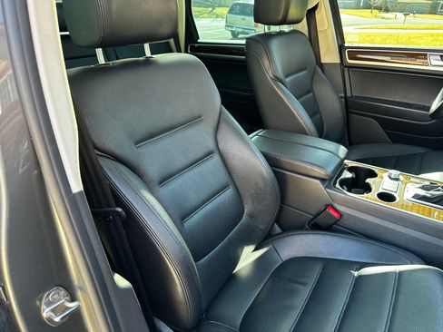 Used 2016 Volkswagen Touareg Sport image 27