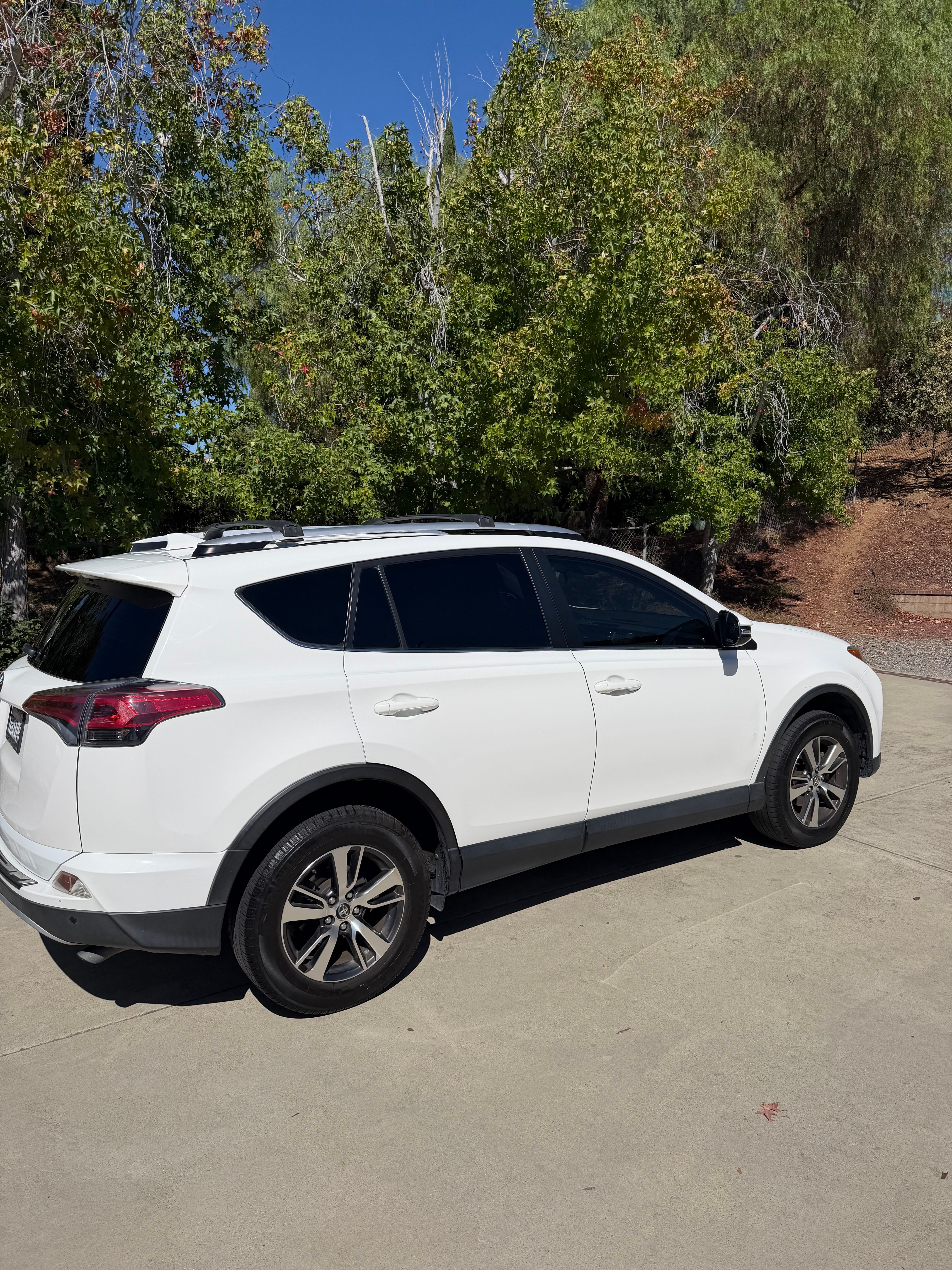 Used 2016 Toyota RAV4 XLE w/ Convenience Package FWD image 2