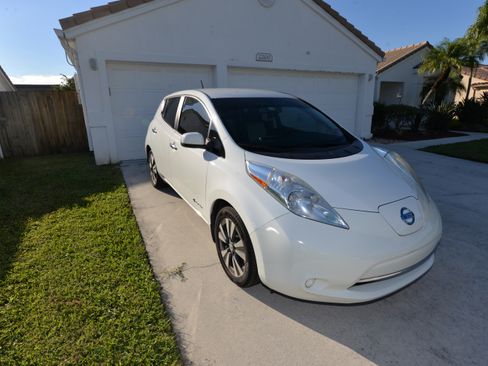 Used 2015 Nissan Leaf SV image 9