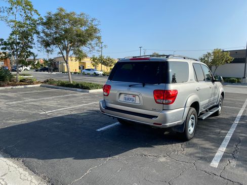 Used 2005 Toyota Sequoia SR5 w/ Convenience Pkg image 4
