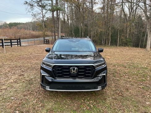 Used 2025 Honda Pilot Touring image 4