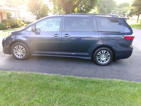 Used 2018 Toyota Sienna XLE Premium FWD image 5