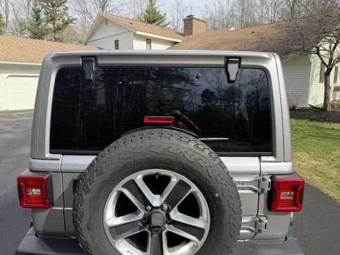 Used 2019 Jeep Wrangler Unlimited Sahara AWD/4WD image 4
