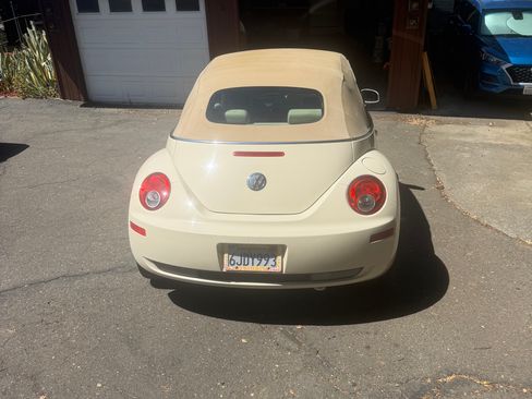 Used 2006 Volkswagen Beetle Convertible w/ Package 2 FWD image 5