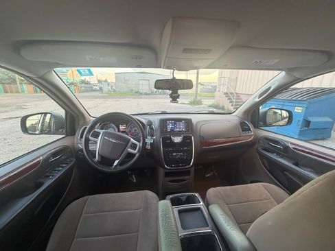 Used 2014 Chrysler Town & Country Touring FWD image 8