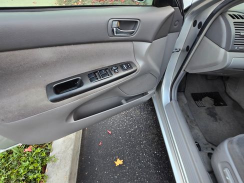 Used 2005 Toyota Camry LE image 2