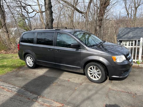 Used 2019 Dodge Grand Caravan SXT image 1