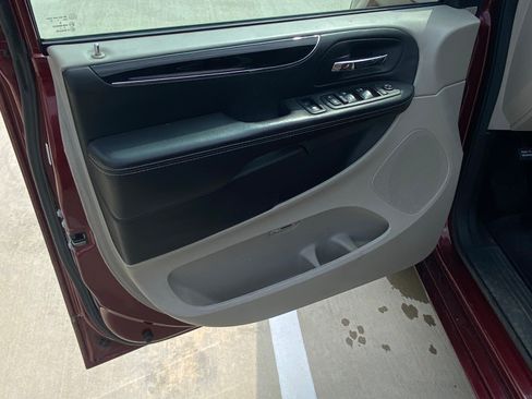 Used 2017 Dodge Grand Caravan SXT image 28