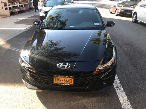 Used 2023 Hyundai Elantra SE w/ Preferred Accessory Package image 2