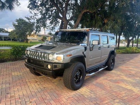 Used 2005 HUMMER H2 w/ Preferred Equipment Group image 2