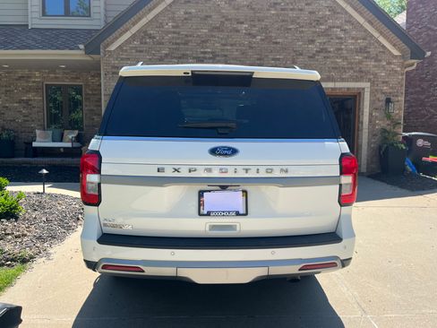 Used 2024 Ford Expedition XLT AWD/4WD image 5