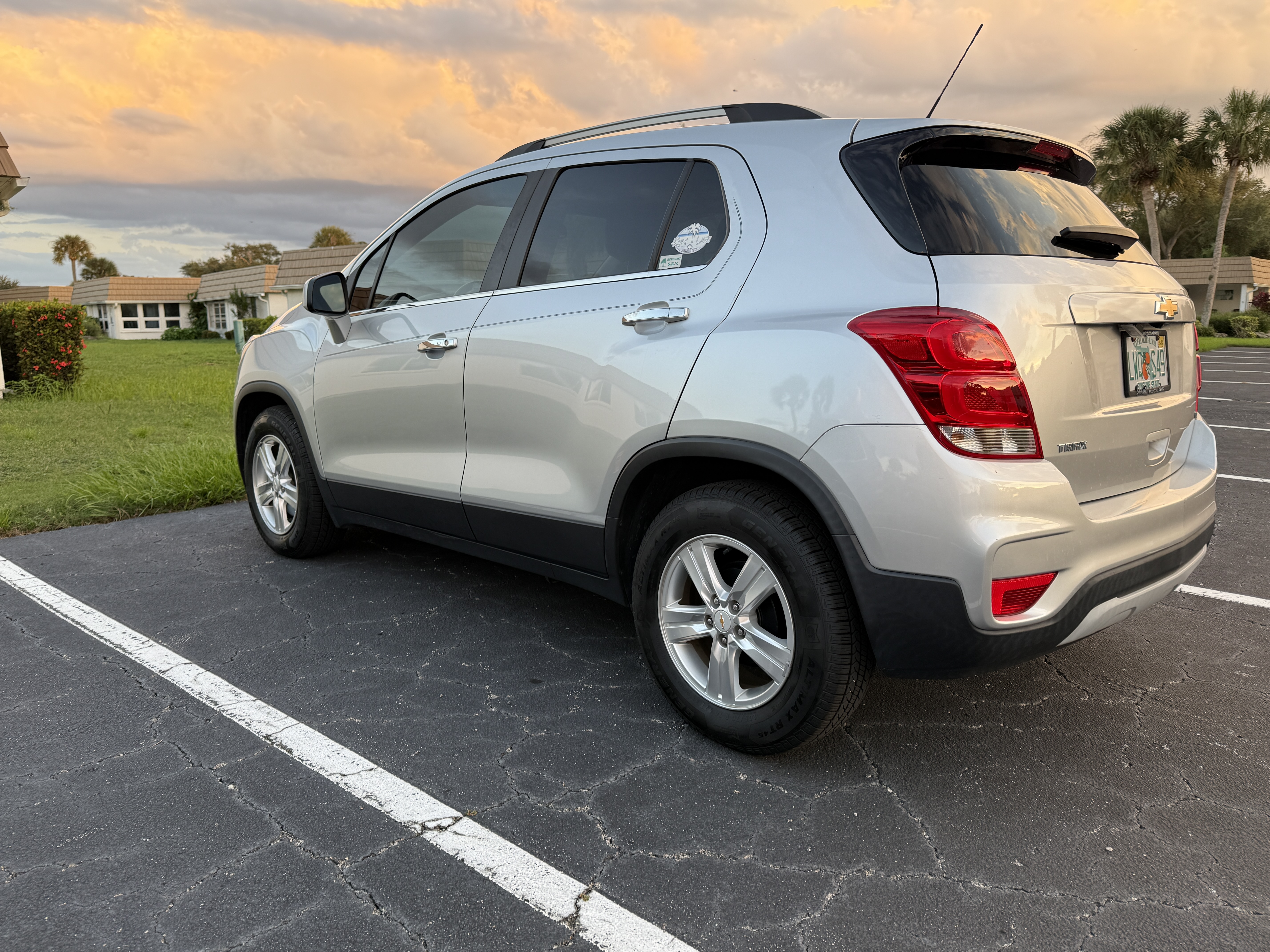 Used 2019 Chevrolet Trax LT w/ LT Convenience Package FWD image 1