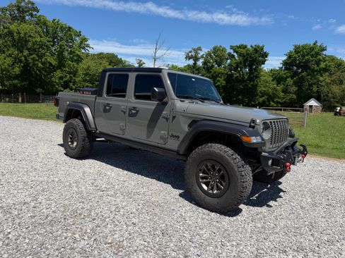 Used 2023 Jeep Gladiator Sport AWD/4WD image 4